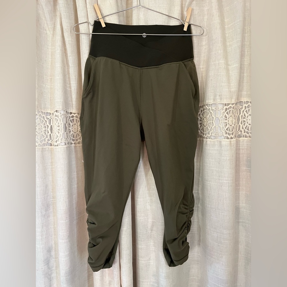 Lululemon Cropped Leggings Yoga Pants 8 NWOT